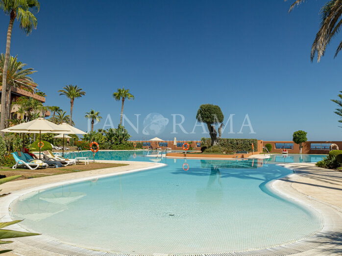 Moderne appartement op de begane grond in Malibu, het frontlinie strandcomplex van Puerto Banús