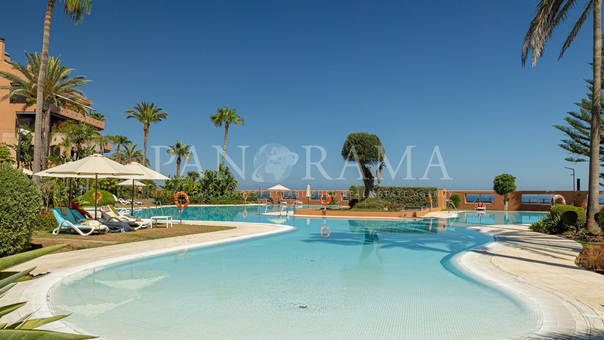 Impresionante apartamento en Malibú, un complejo en primera línea de playa cerca de Puerto Banús
