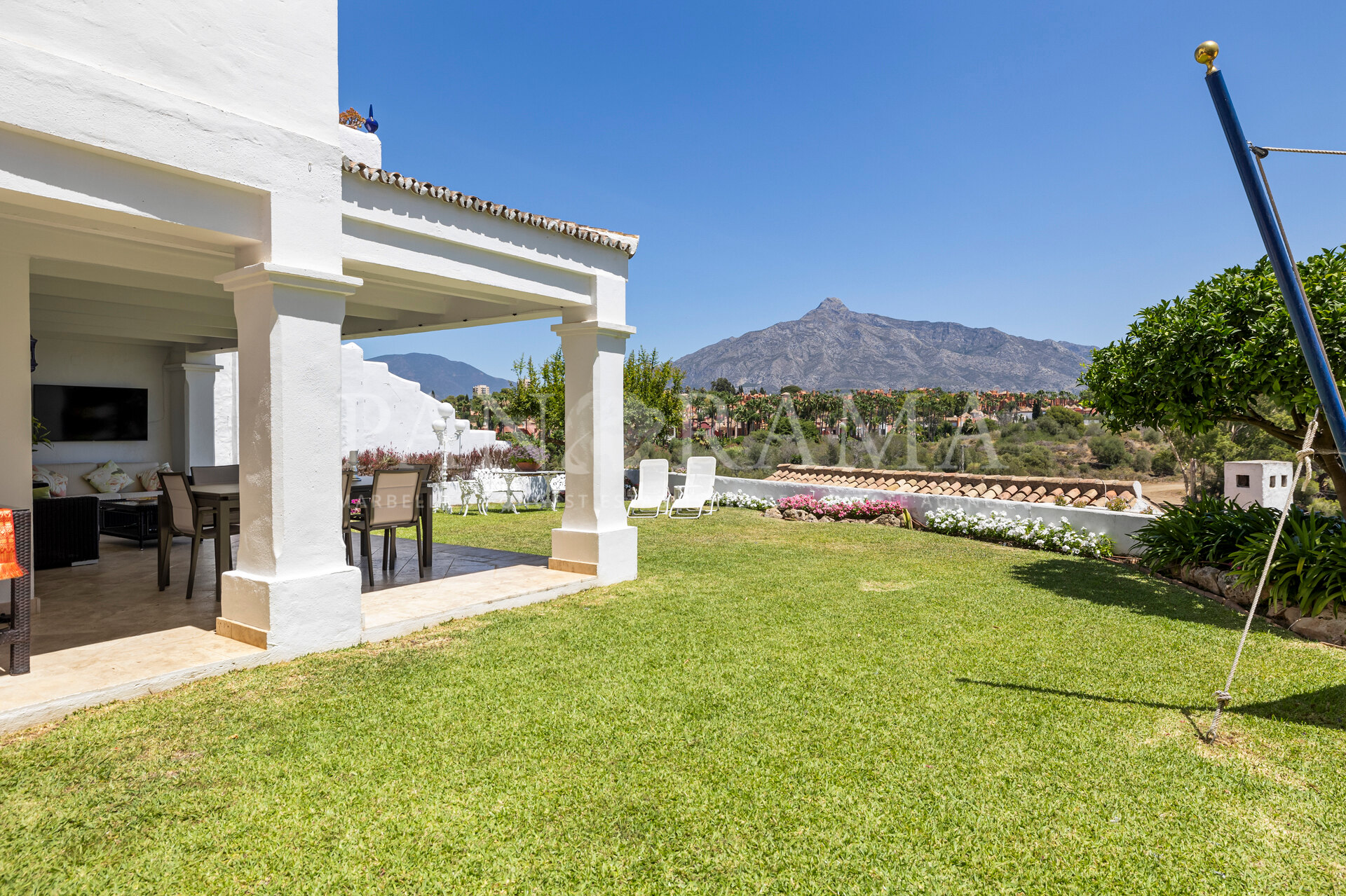 Geräumiges Stadthaus mit Bergblick neben Puerto Banús