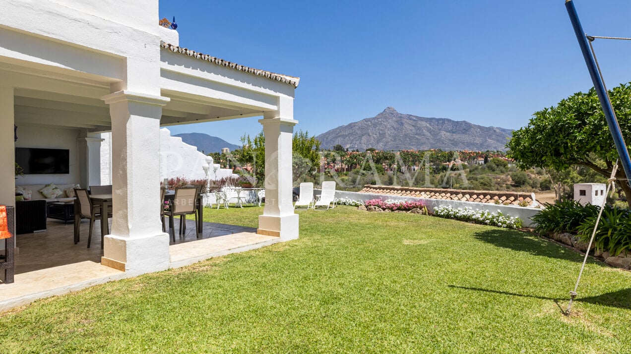 Spacious townhouse with mountain view next to Puerto Banús