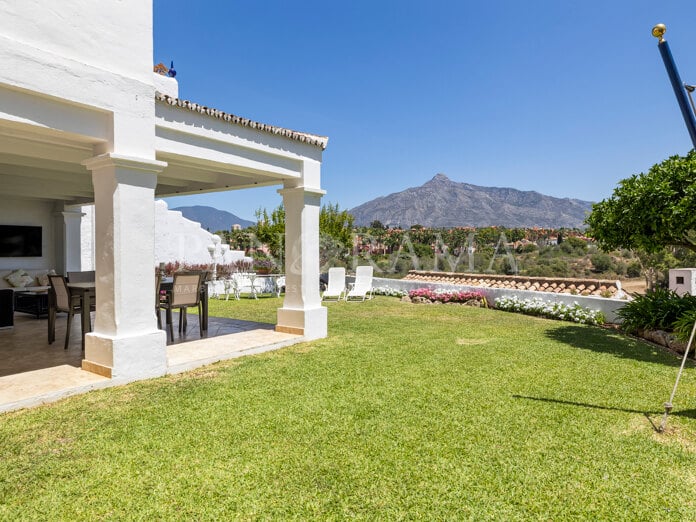 Spacious townhouse with mountain view next to Puerto Banús