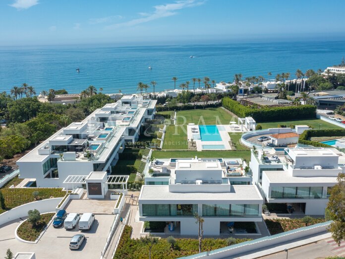 Uitzonderlijke halfvrijstaande villa (Vilas 12) aan de Golden Mile van Marbella – Een unieke investeringskans