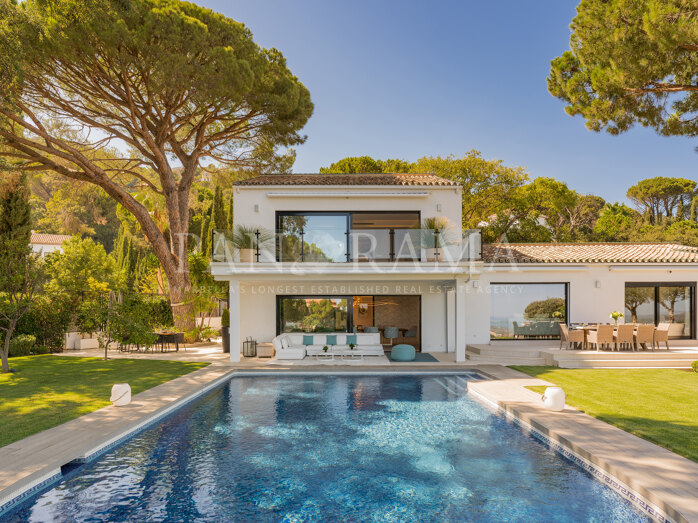 Villa contemporánea de lujo con impresionantes vistas al mar y a la montaña en El Madroñal, Benahavís