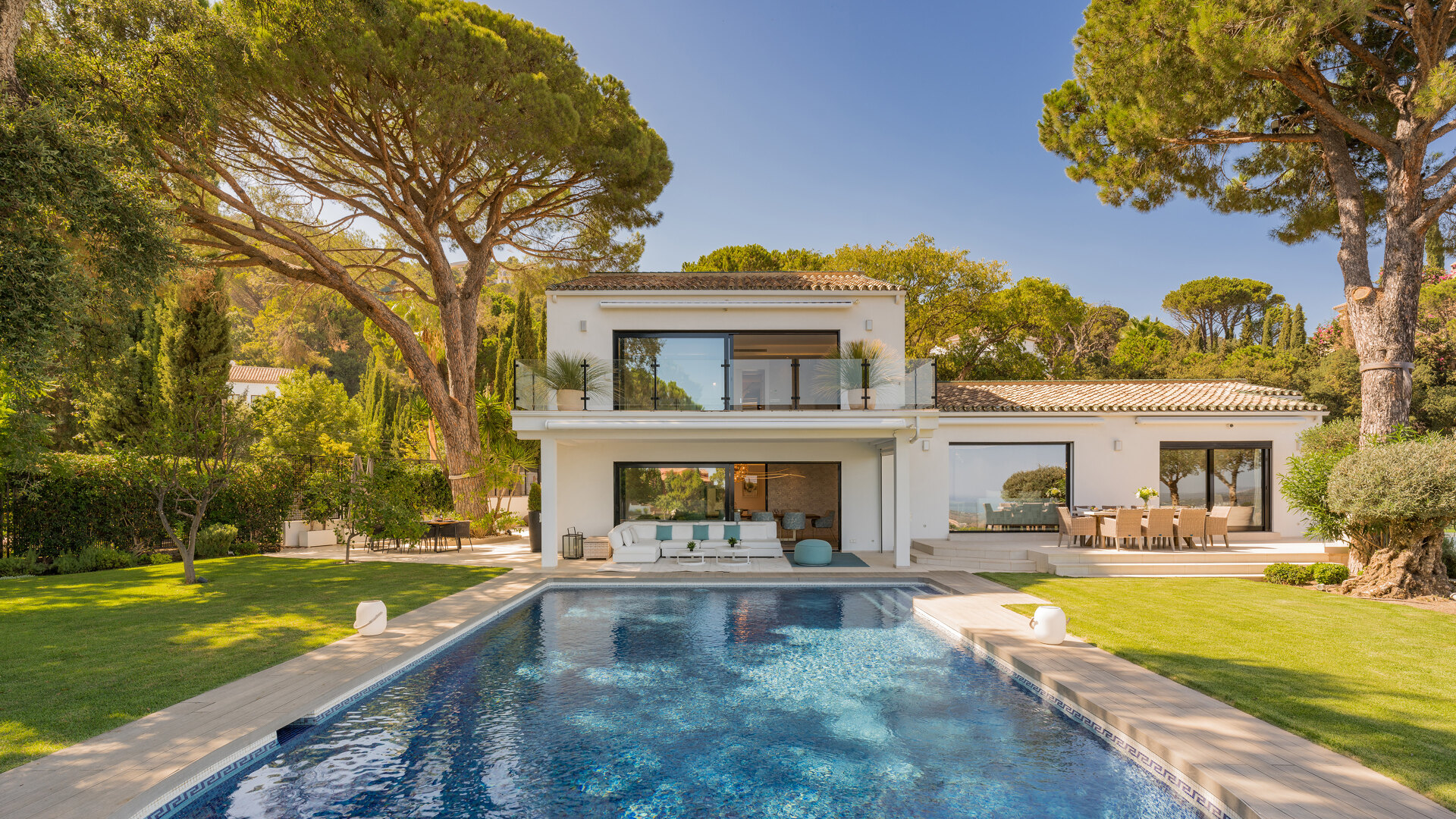 Luxuriöse zeitgenössische Villa mit atemberaubendem Meer- und Bergblick in El Madroñal, Benahavís