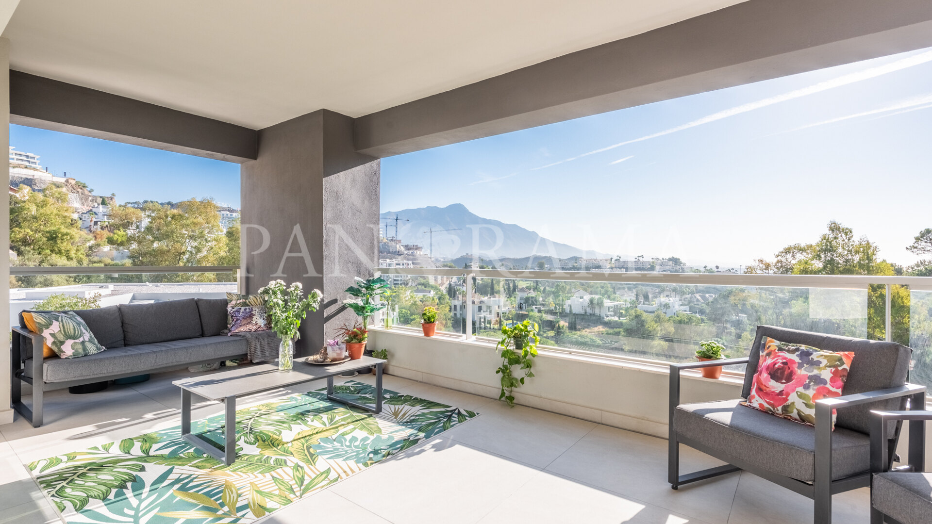 Modern apartment with beautiful views in The Crest in Benahavís