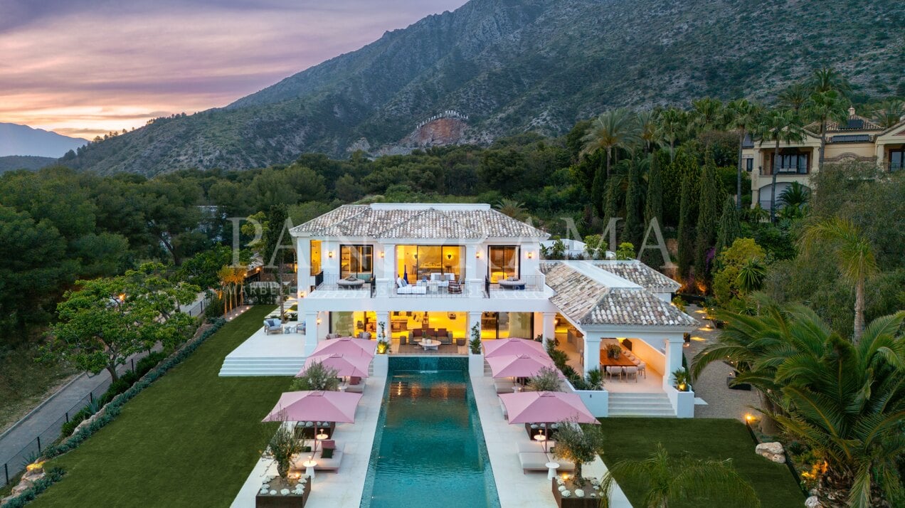 Een meesterwerk van luxe en elegantie met prachtige uitzichten in Marbella's Sierra Blanca