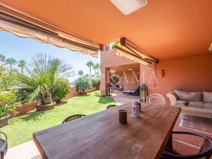 Enormous beachfront luxury apartment with sea views and private garden in Mar Azul, New Golden Mile