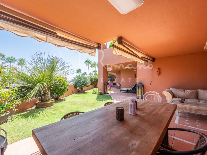 Enorme apartamento de lujo frente al mar con vistas al mar y jardín privado en Mar Azul, Nueva Milla de Oro