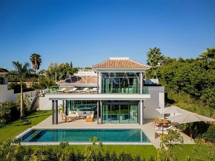 Villa de estilo mediterráneo moderno en una ubicación prestigiosa cerca del resort Puente Romano y la playa
