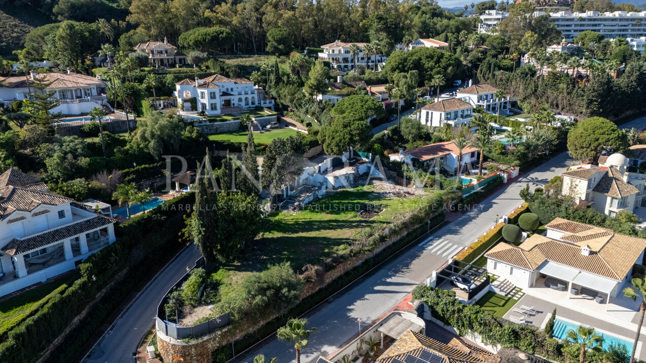 Terrain avec projet de villa de luxe offrant des vues sur la montagne emblématique de La Concha et le parcours de golf de Las Brisas