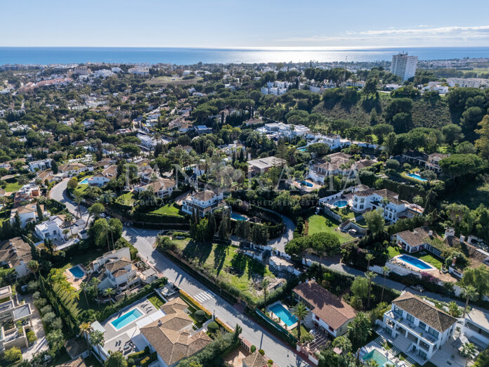 Grundstück mit Projekt für eine Luxusvilla mit Blick auf den ikonischen Berg La Concha und den Golfplatz Las Brisas