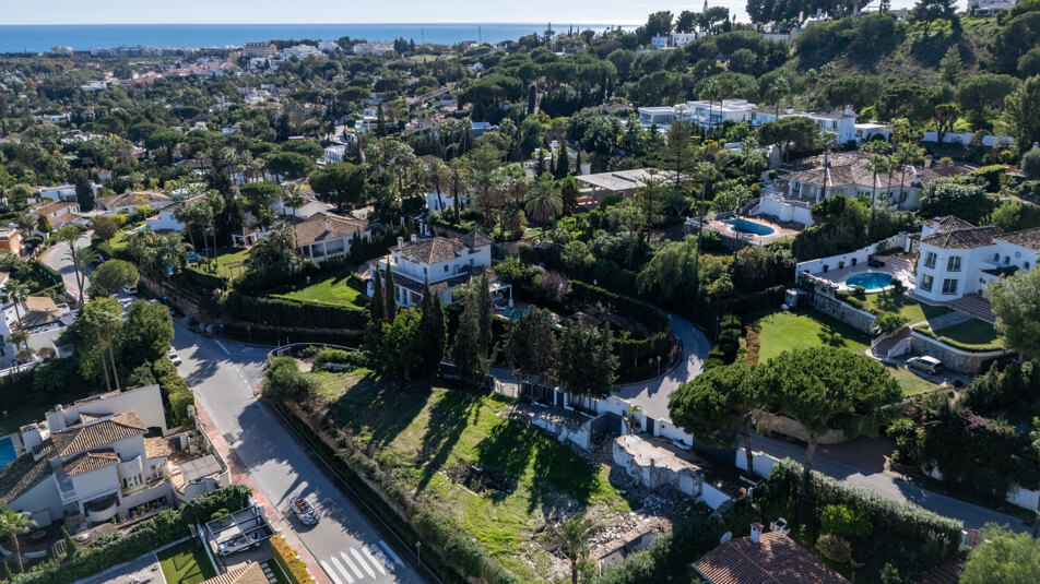 Terrain avec projet de villa de luxe offrant une vue imprenable sur la montagne emblématique de La Concha et le parcours de golf de Las Brisas