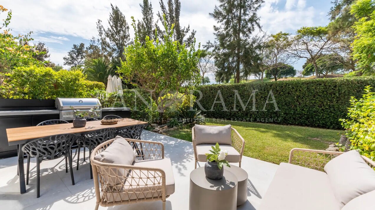 Elegante y moderno apartamento en planta baja en La Quinta con jardín privado