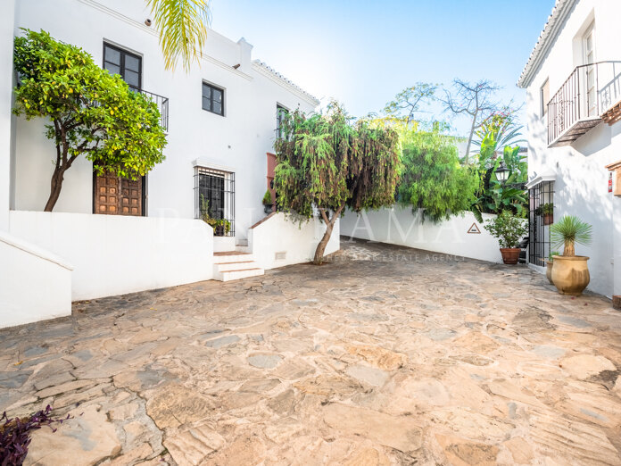 Stunning corner townhouse in Lomas Pueblo