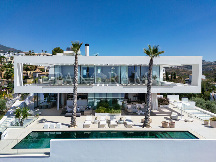 Beeindruckende zeitgenössische Villa mit freiem Blick auf La Concha und das Meer