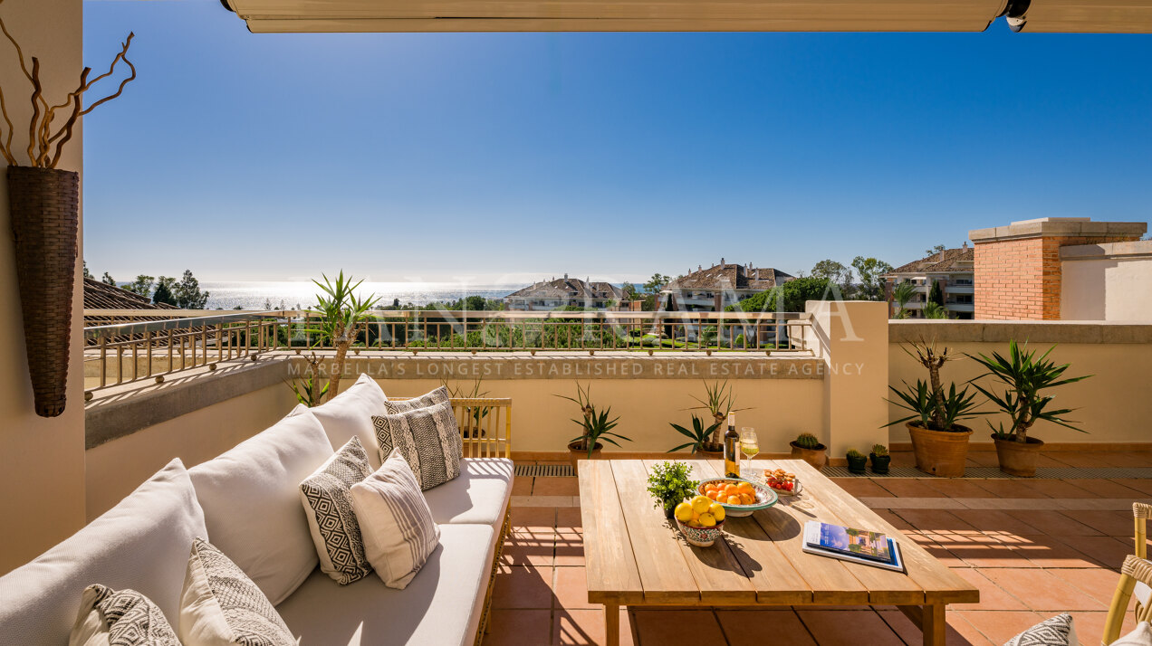 Exceptional duplex penthouse with amazing views in the most desired block of La Trinidad