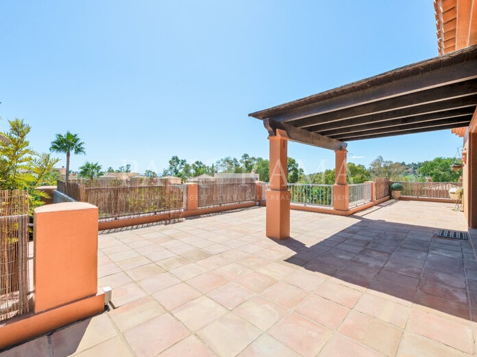 Corner penthouse with large terraces in Benatalaya complex in Estepona