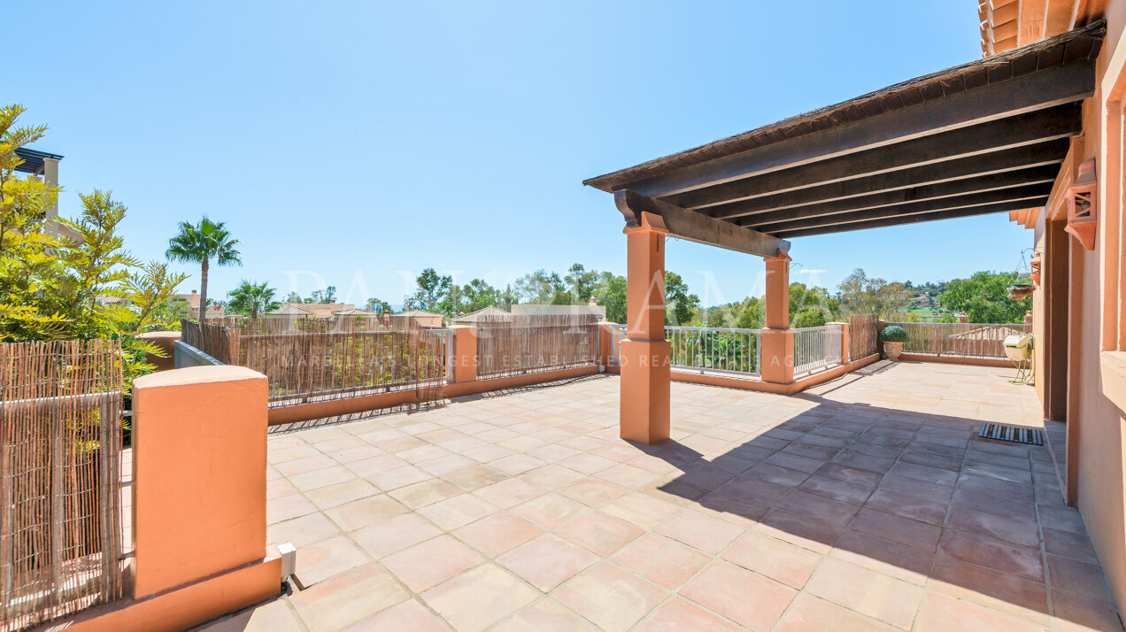 Corner penthouse with large terraces in Benatalaya complex in Estepona