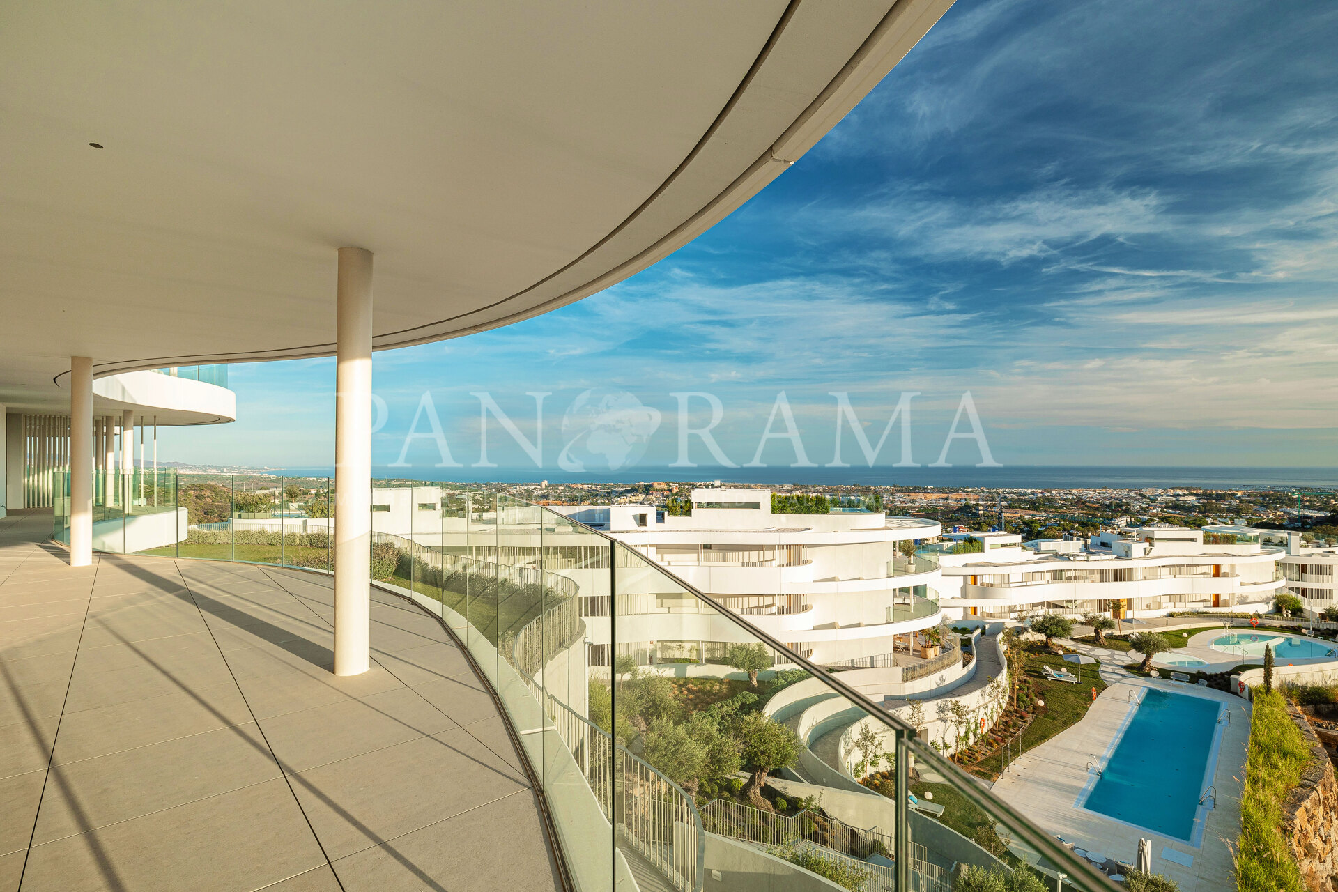 Apartamento a estrenar con espectaculares vistas panorámicas al mar en Benahavís