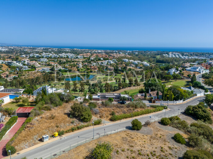 Excepcional parcela en La Alquería con vistas panorámicas al mar, al lago y al golf – una de las ultimas disponibles