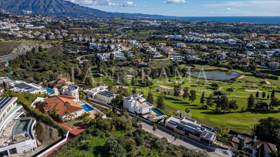 Outstanding plot in La Alquería: panoramic sea, lake, mountaing and golf views – among the very last available