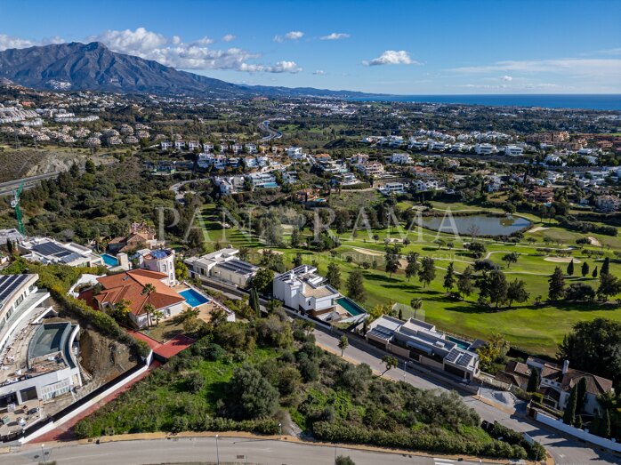 Parcela excepcional en La Alquería: vistas panorámicas al mar, lago, montaña y golf – entre las últimas disponibles.