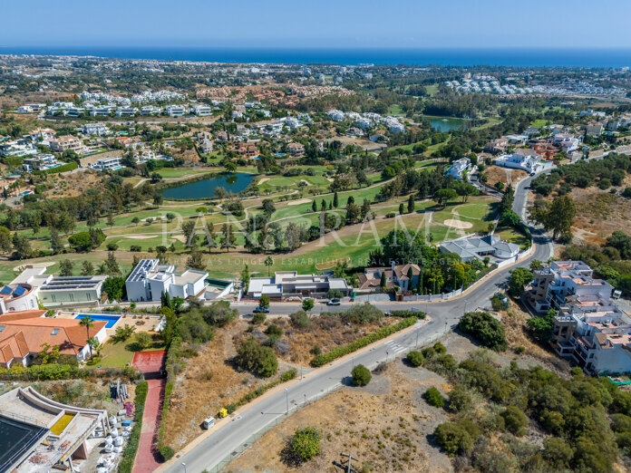 Excepcional parcela en La Alquería con vistas panorámicas al mar, al lago y al golf – una de las ultimas disponibles