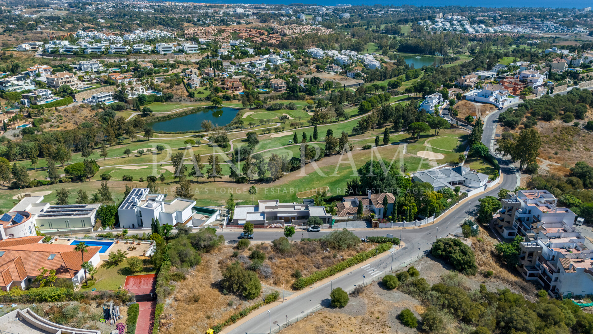 Excepcional parcela en La Alquería con vistas panorámicas al mar, al lago y al golf – una de las ultimas disponibles