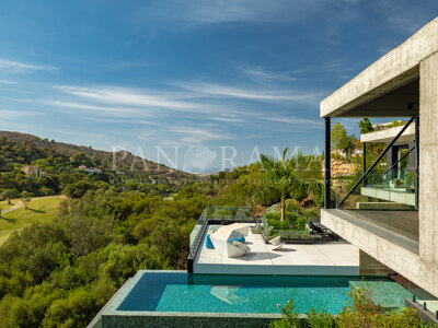 Contemporary villa designed by a renowned architect on the front line golf