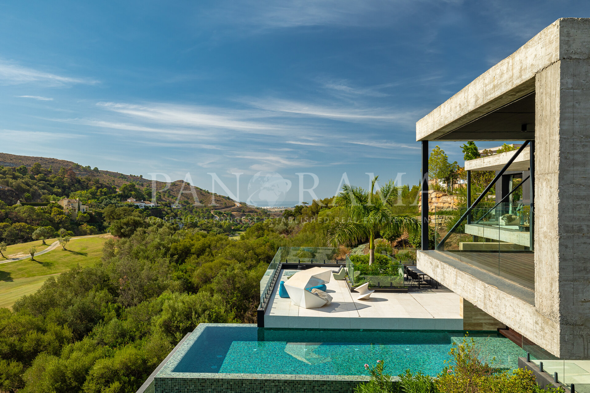 Contemporary villa designed by a renowned architect on the front line golf