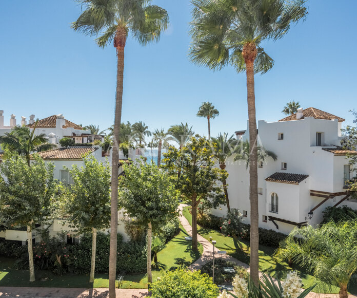 Immaculate beachside penthouse in Alcazaba Beach, Estepona