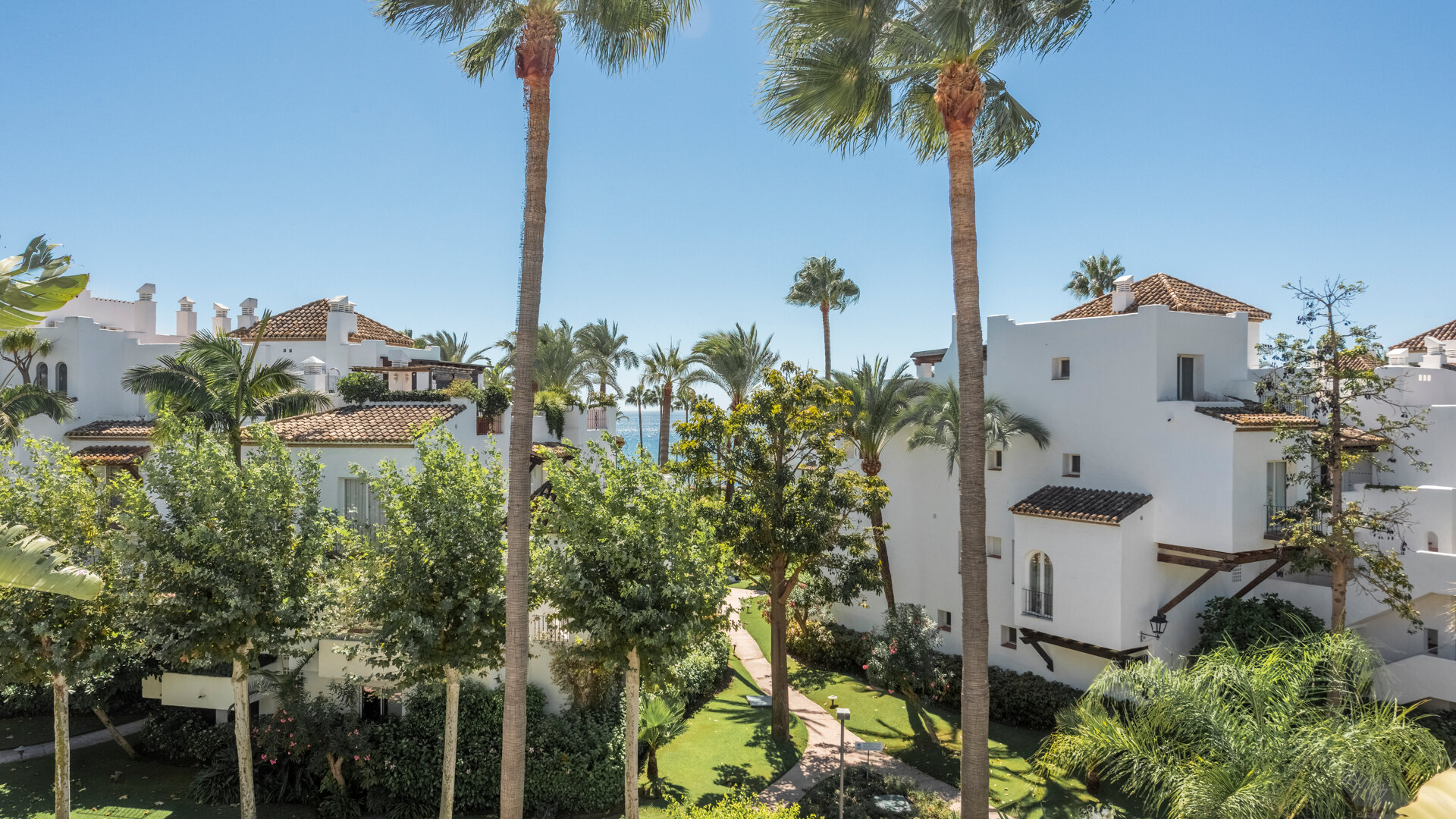 Immaculate beachside penthouse in Alcazaba Beach, Estepona