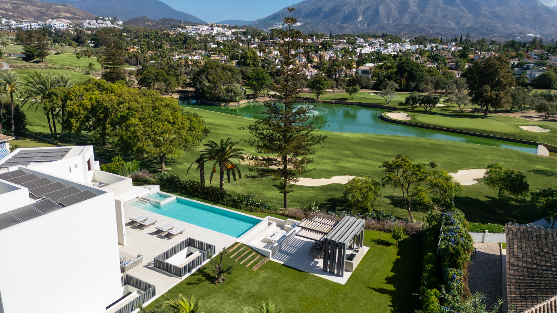 Villa moderne luxueuse et impressionnante en première ligne de golf à Las Brisas