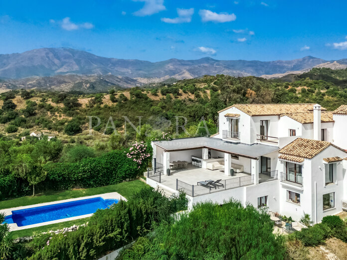 Atemberaubende andalusische Villa mit unglaublichem Blick auf das Meer, den See und die Berge