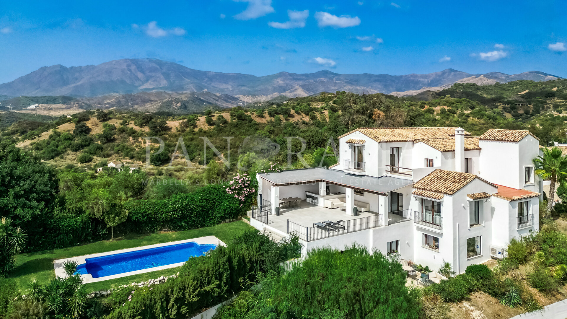 Atemberaubende andalusische Villa mit unglaublichem Blick auf das Meer, den See und die Berge