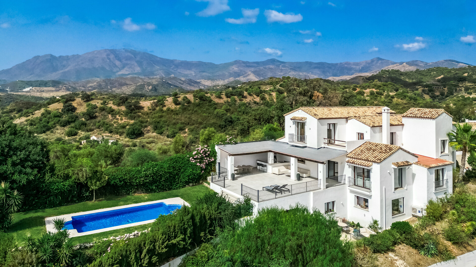 Prachtige Andalusische villa met ongelooflijk uitzicht op zee, meer en bergen