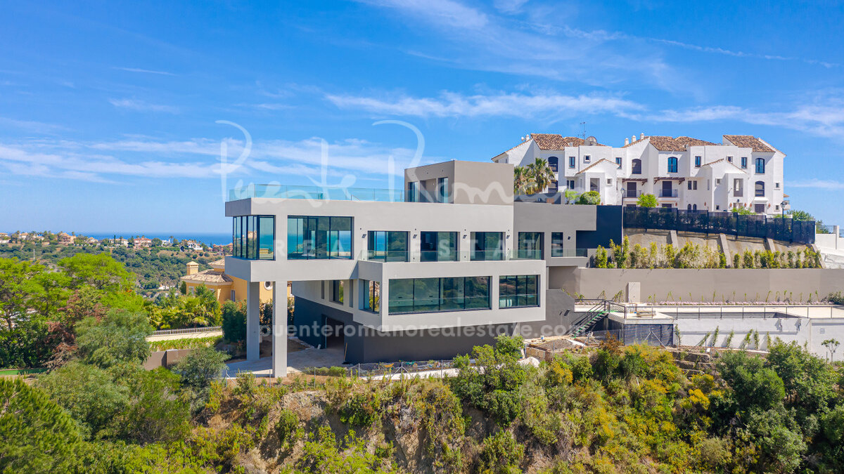 Modern villa with 360-degree views in Los Arqueros
