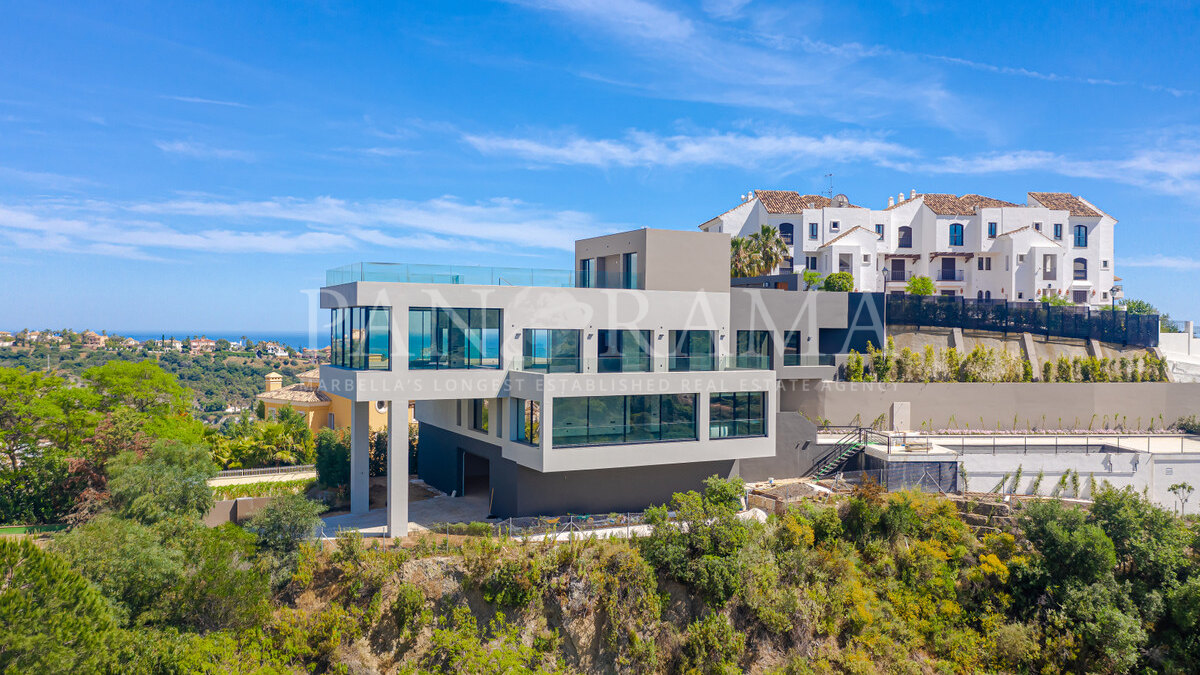 Modern villa with 360-degree views in Los Arqueros