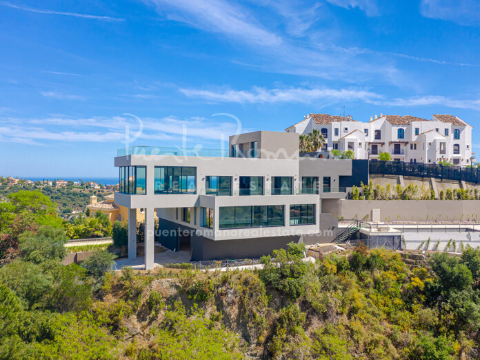 Modern villa with 360-degree views in Los Arqueros