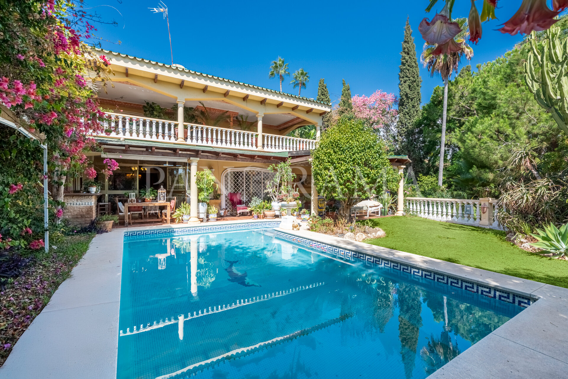 Halfvrijstaande villa in de prestigieuze gated community van Marbella Hill Club