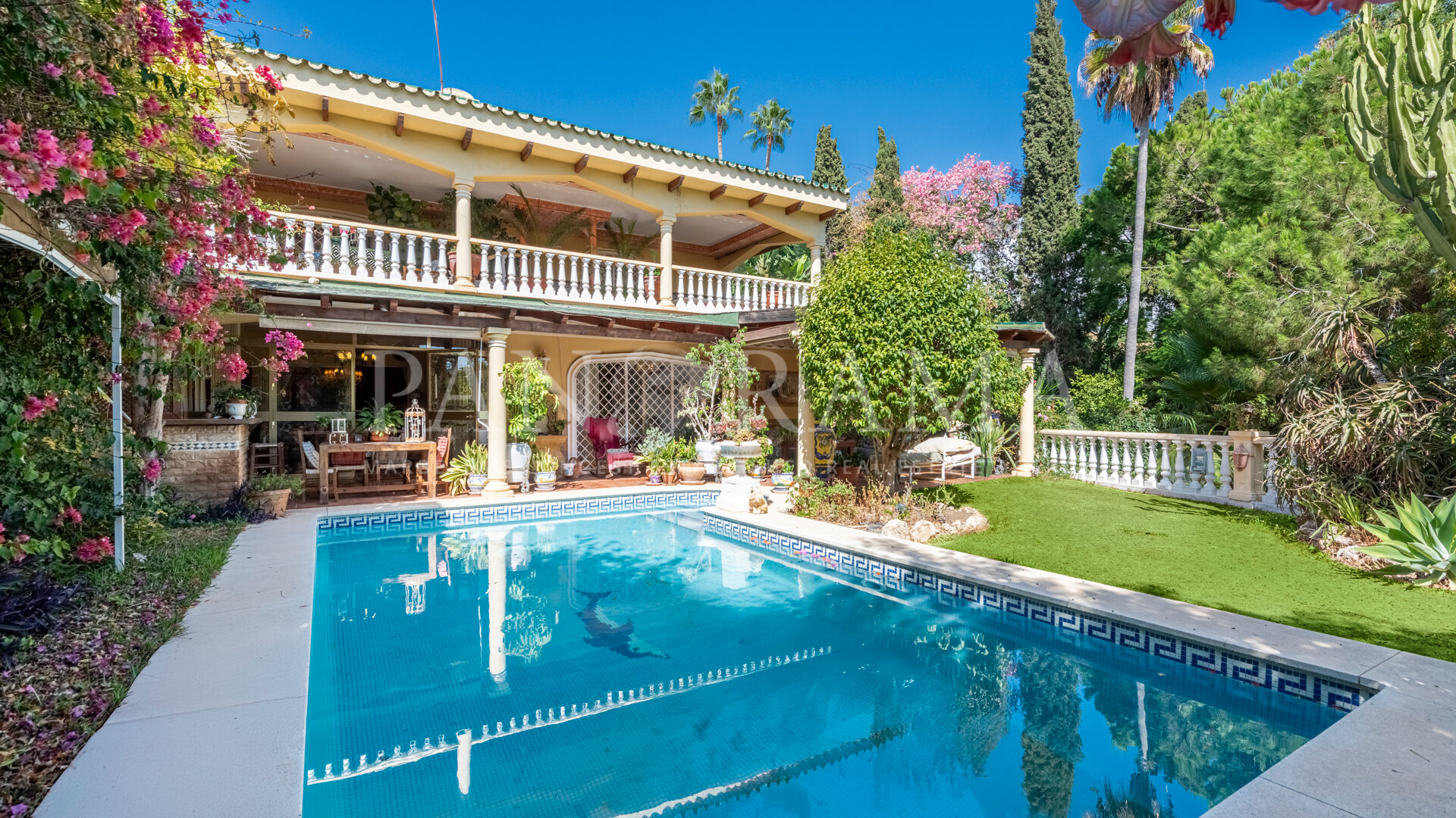 Semi-detached villa in the prestigious gated community of Marbella Hill Club