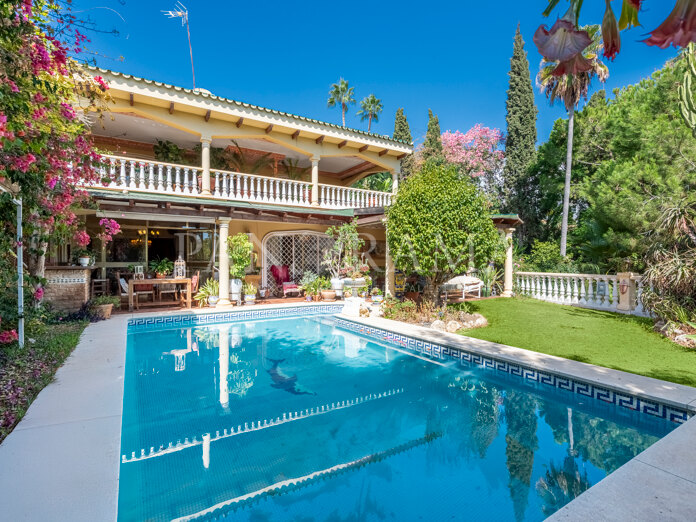 Semi-detached villa in the prestigious gated community of Marbella Hill Club