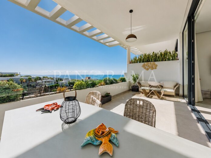 Adosada en esquina en Cabopino con impresionantes vistas abiertas
