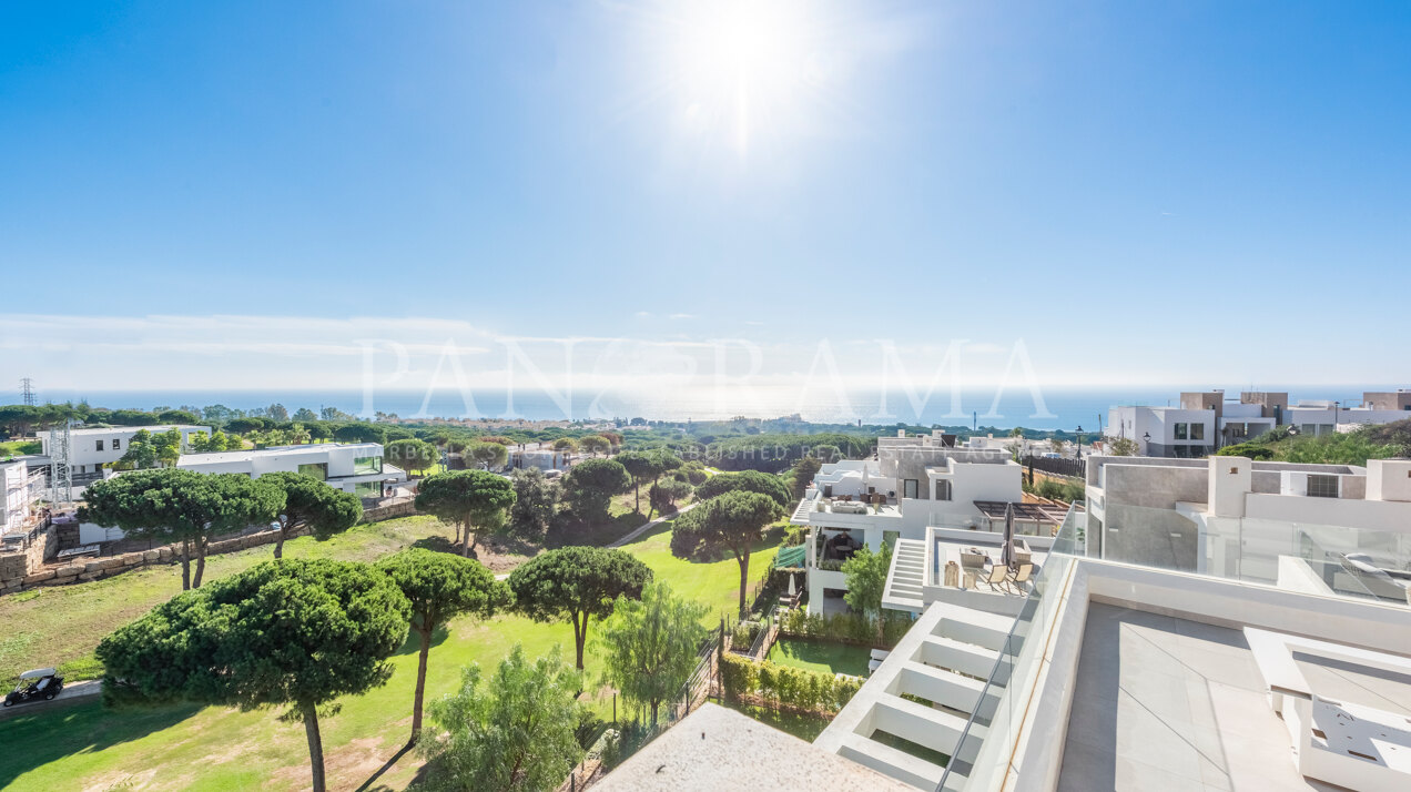 Adosada en esquina en Cabopino con impresionantes vistas abiertas