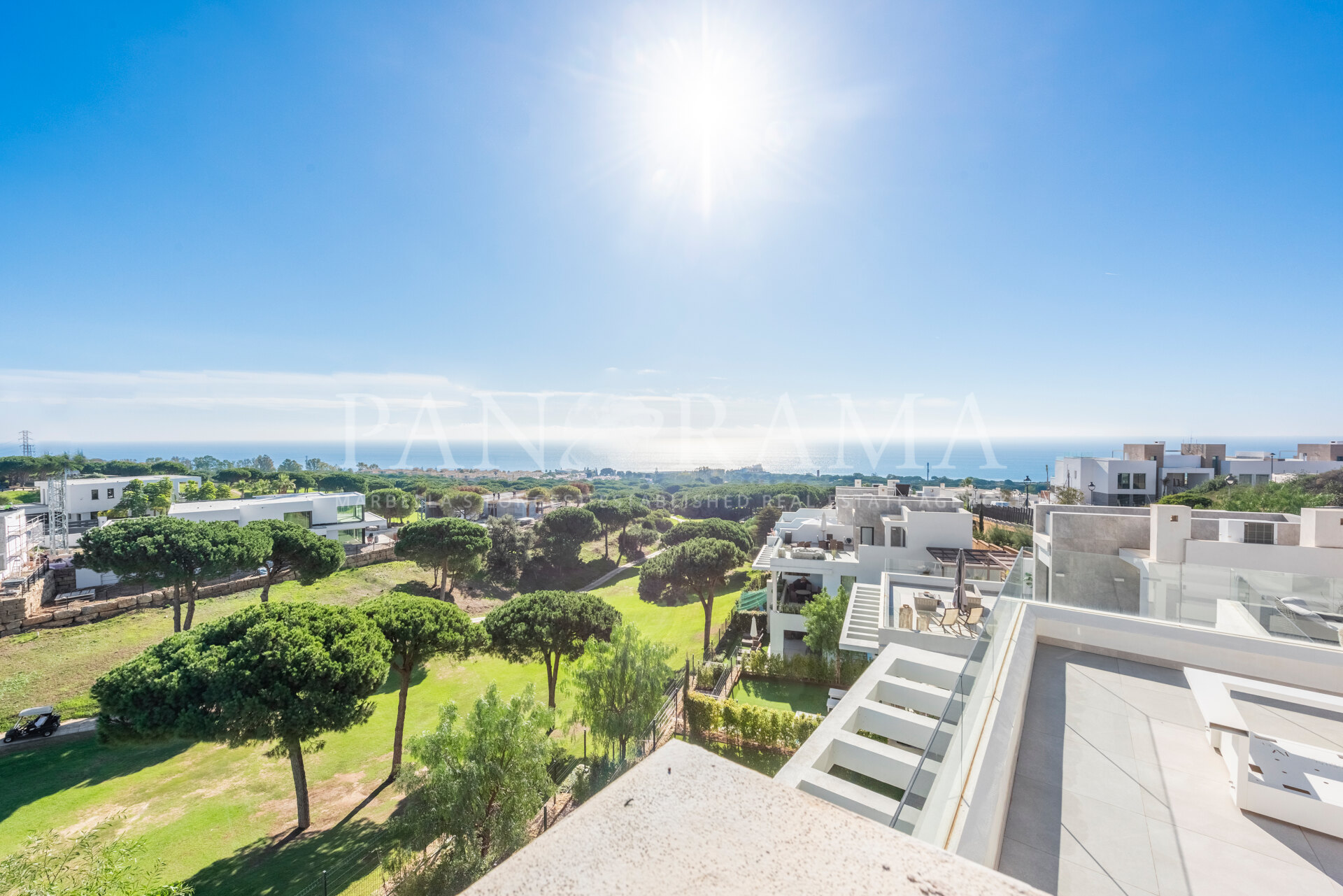 Adosada en esquina en Cabopino con impresionantes vistas abiertas