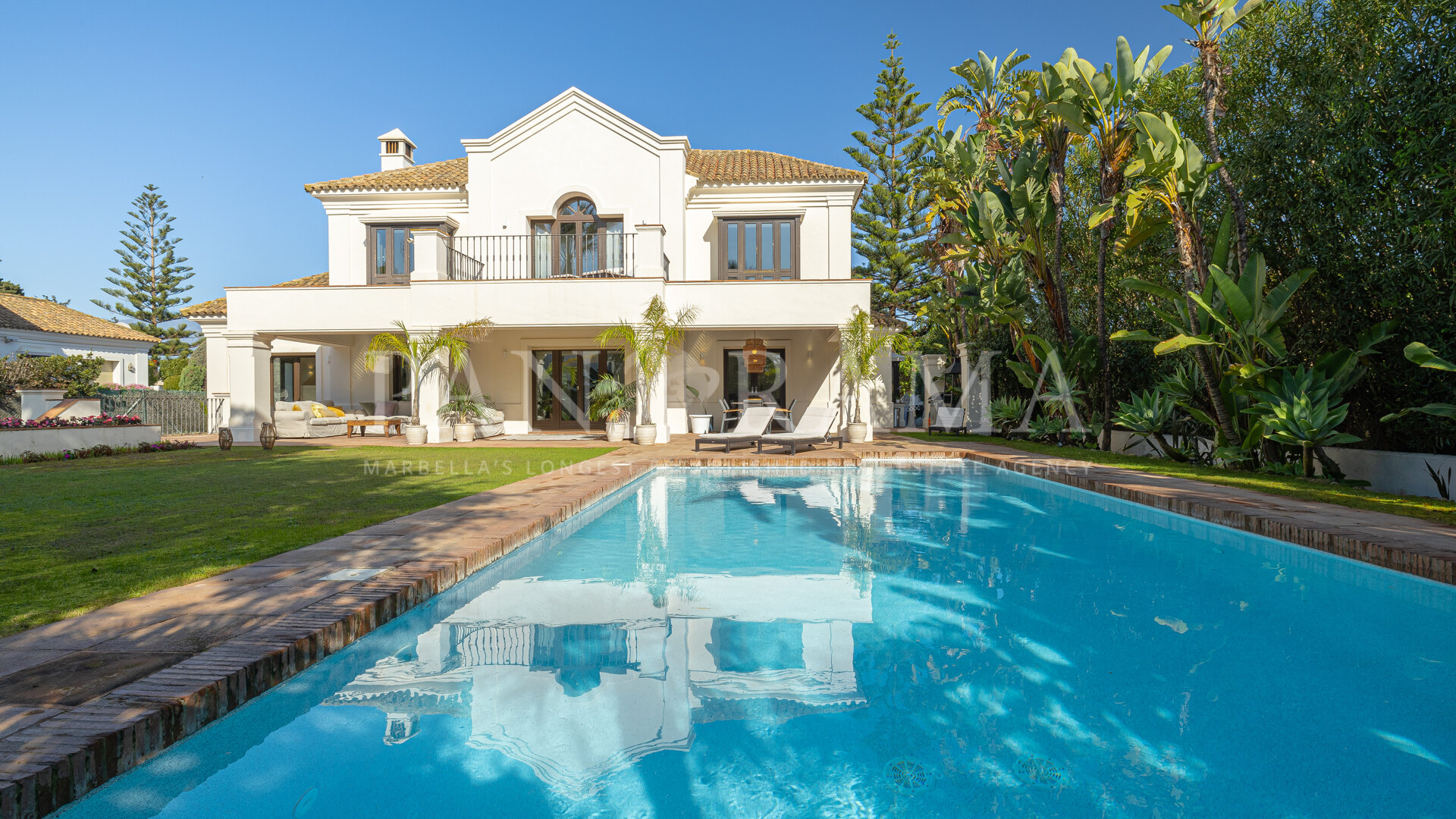 Magnificent beachside villa in Casasola