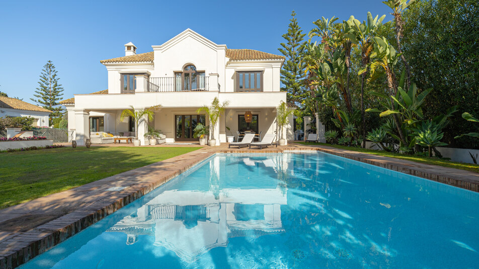 Magnificent beachside villa in Casasola