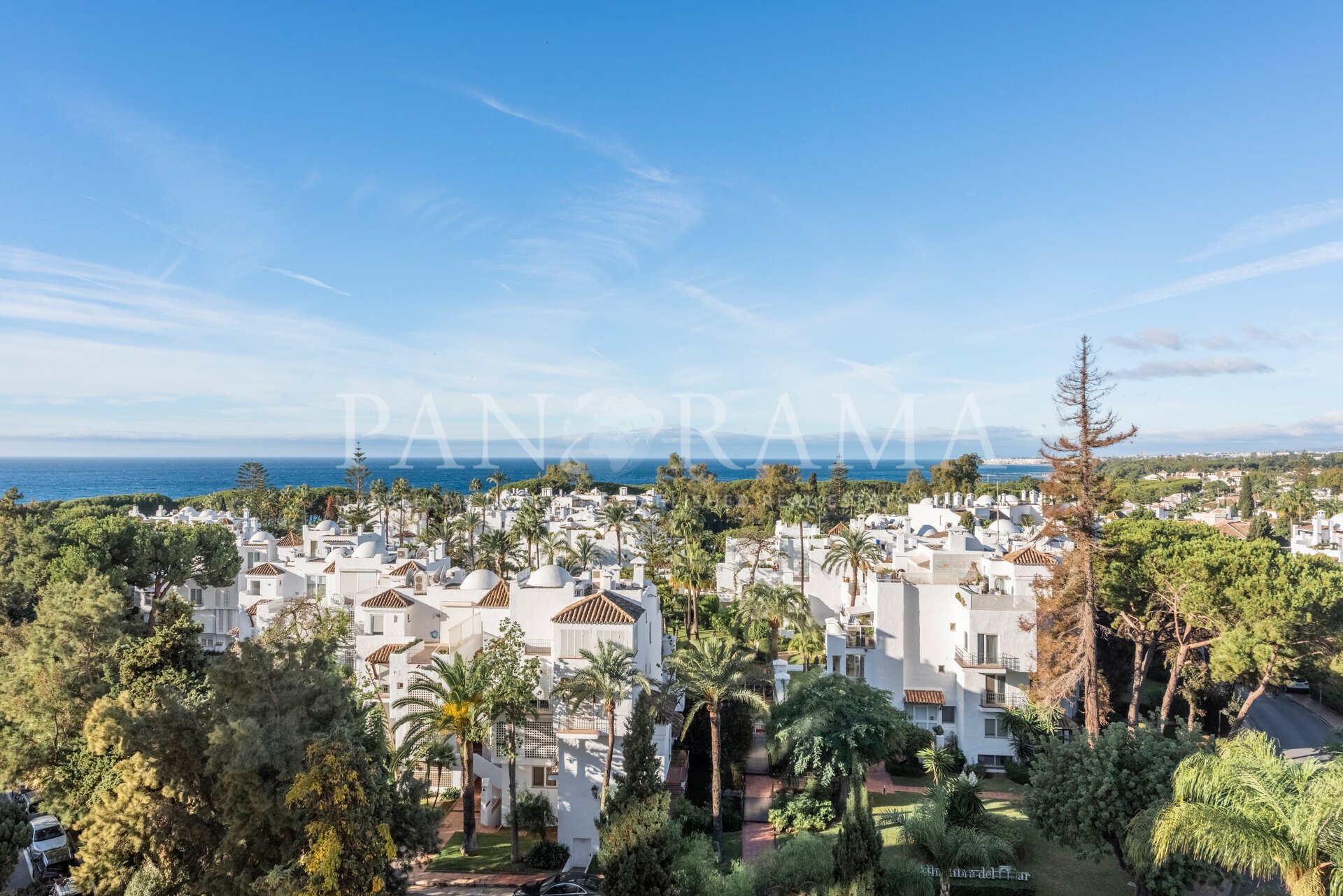 Eckwohnung mit Panoramablick auf das Meer und die Berge in bester Strandlage an der Goldenen Meile