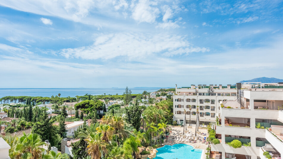 Penthouse duplex avec des vues spectaculaires et un grand potentiel dans Guadalpin Suites, Marbella Golden Mile
