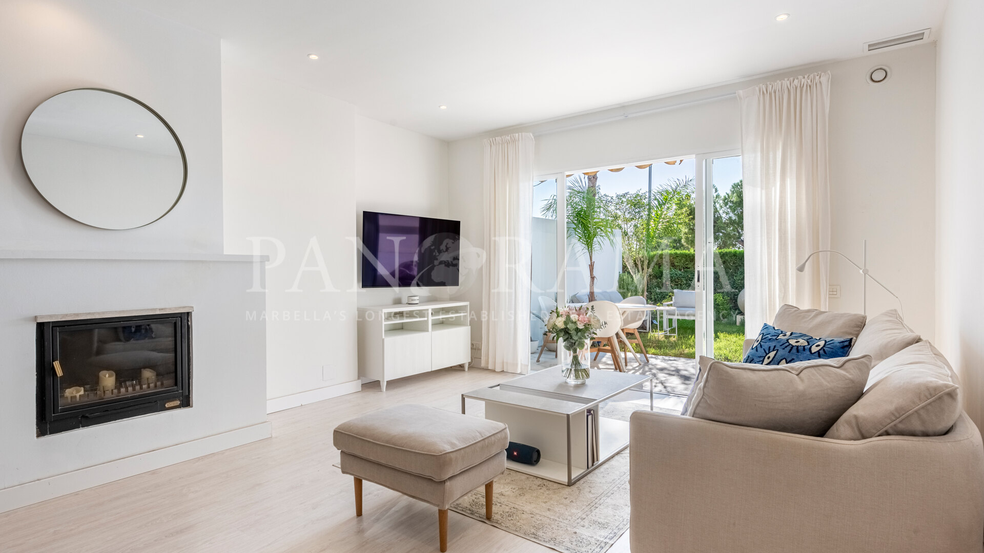 Elegante casa adosada en Peñablanca en una comunidad cerrada en Nueva Andalucía